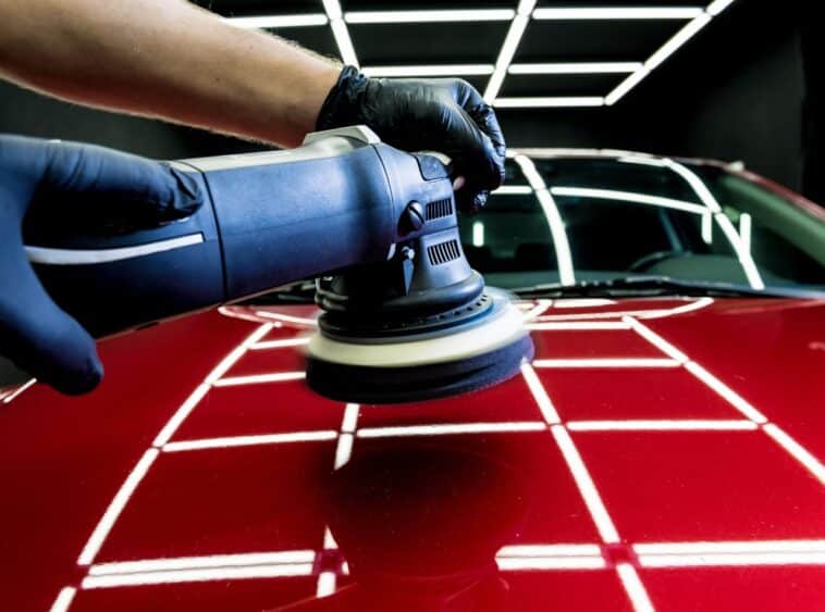 Auto detailing vs myjnia ręczna – różnice, zalety i porady