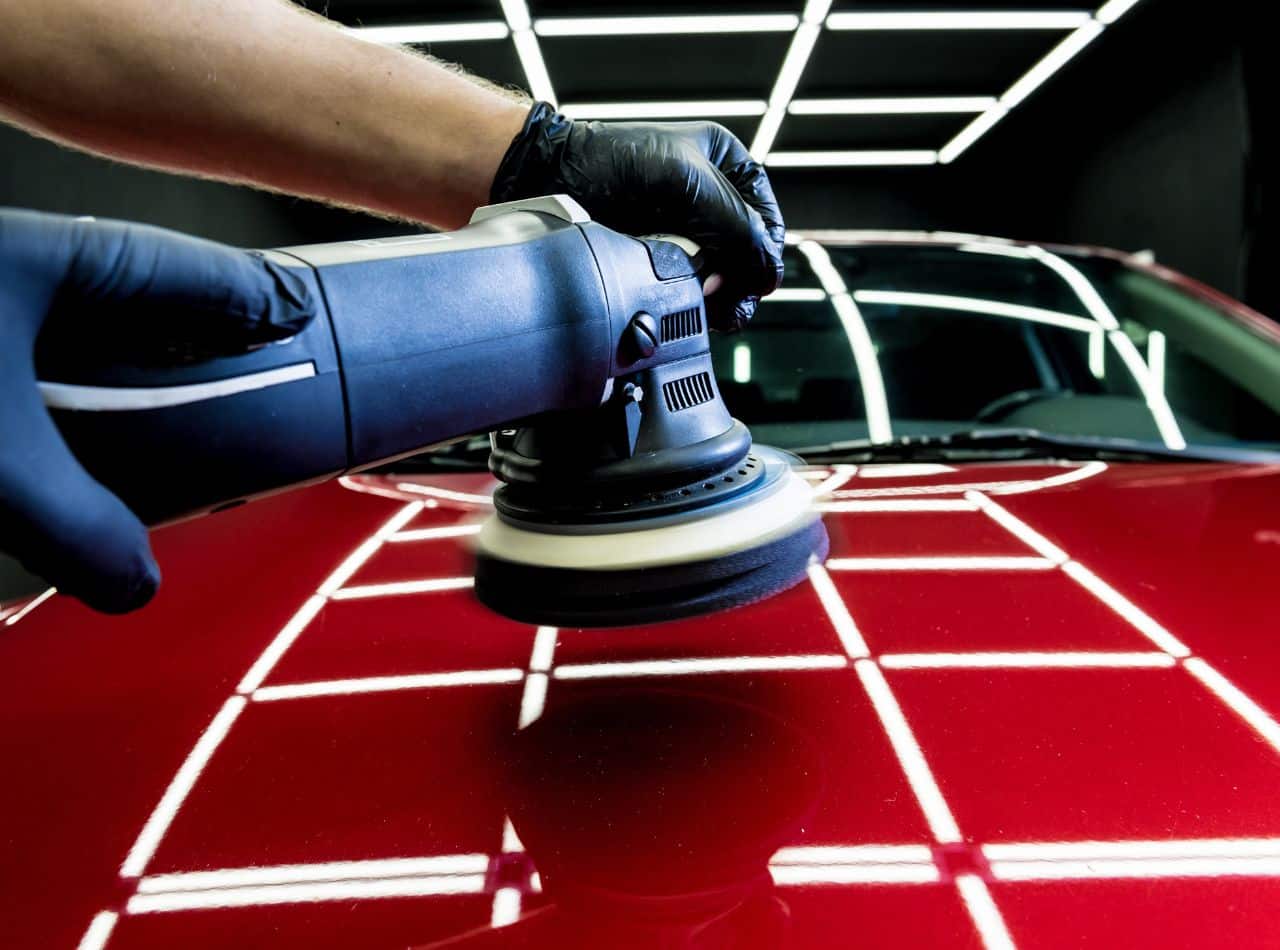 Auto detailing vs myjnia ręczna – różnice, zalety i porady